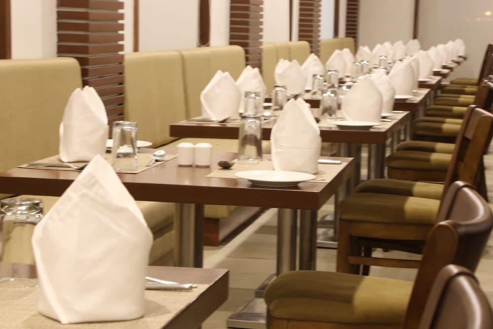Отель The Fern Residency Mundra Экстерьер фото