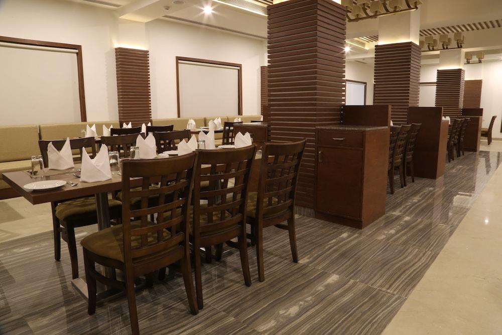 Отель The Fern Residency Mundra Экстерьер фото